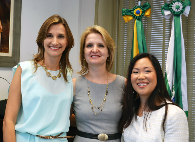 A vice-presidente da Amatra IX, Sandra Assad, com as juízas Patrícia e Érica