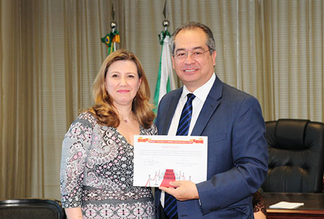 Juiz Paulo da Cunha Boal, da VT de Rolândia, posa para foto ao lado da desembargadora Fátima Teresinha Loro Ledra Machado
