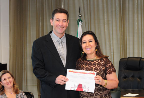 O juiz Silvio Cláudio Bueno da VT de Assis Chateaubriand recebe diploma das mãos da desembargadora Ana Carolina Zaina