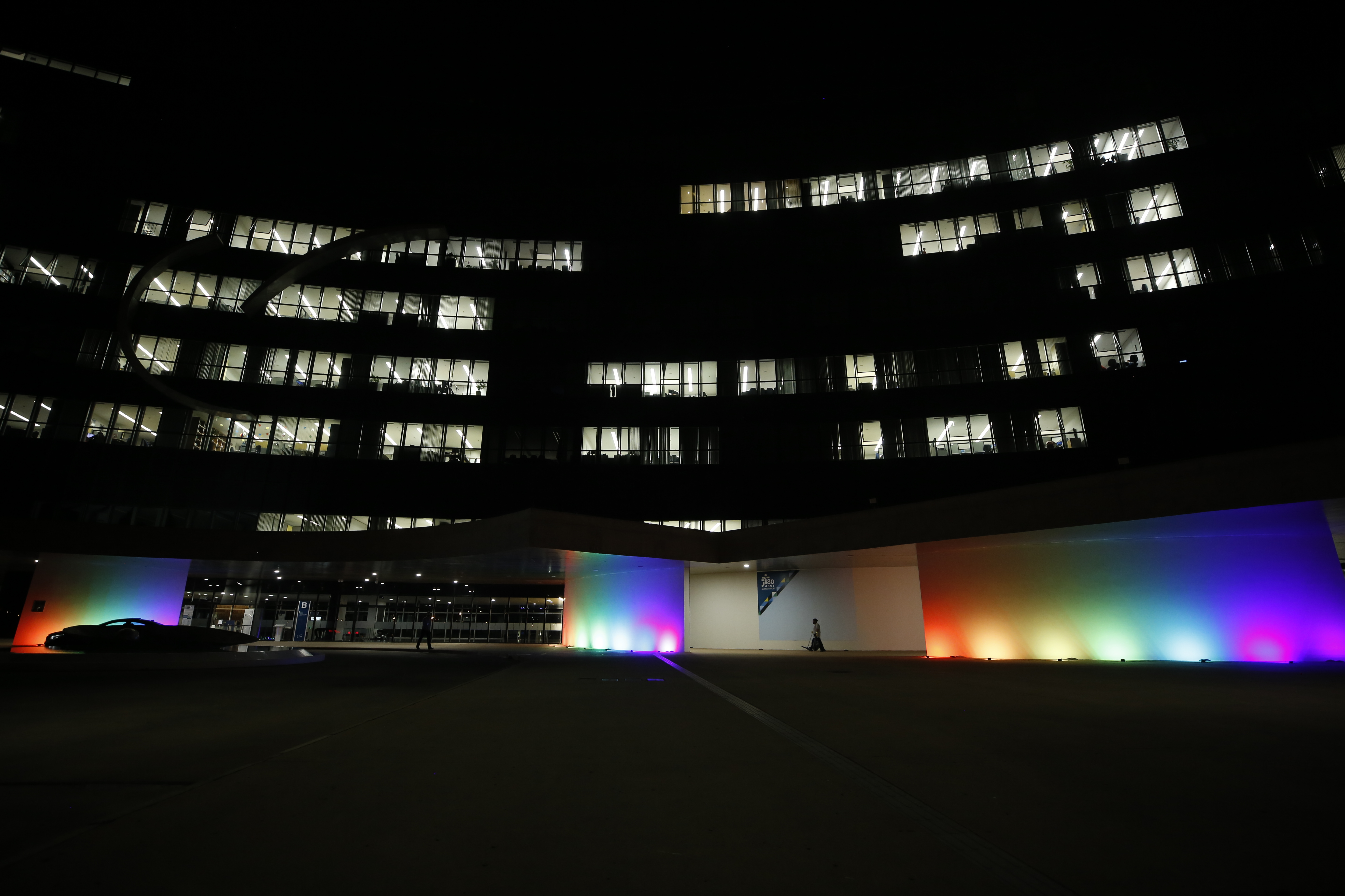 Prédio do TST iluminado com as cores do arco-íris